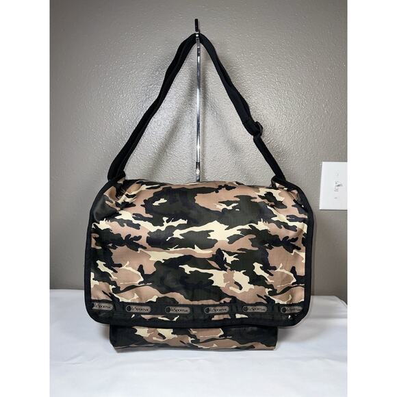 LeSportSac Vintage NOS USA Made Large Camouflage Camo Flap Messenger Bag NWOT 1 - Picture 1 of 10